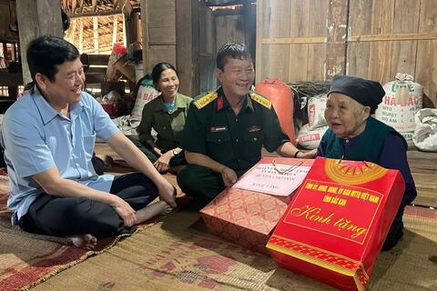 Thăm, tặng quà thanh niên xung phong nhân kỷ niệm 70 năm Chiến thắng Điện Biên Phủ trên địa bàn xã.
